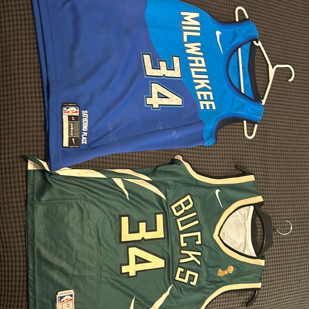 Milwaukee Bucks Giannis Antetokounmpo jerseys x2 Medium size 44